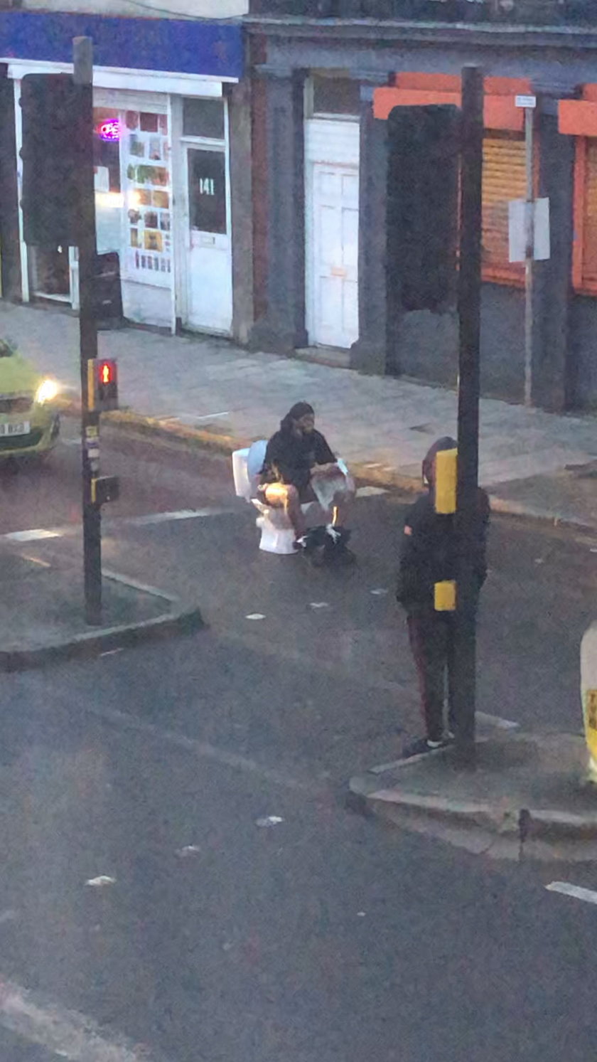 Bristol. Mężczyzna urządził sobie toaletę na środku ruchliwej ulicy