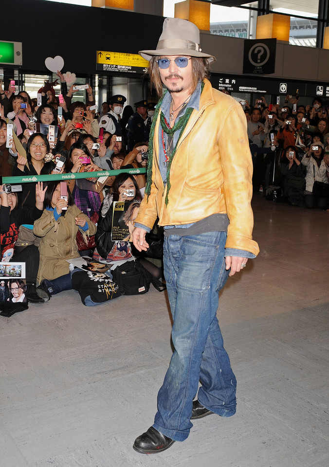 Johnny Depp na lotnisku w Japonii