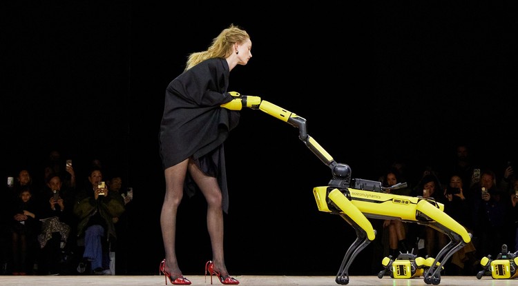 Coperni és a Boston Dynamics robotkutyája a Párizsi Divathéten