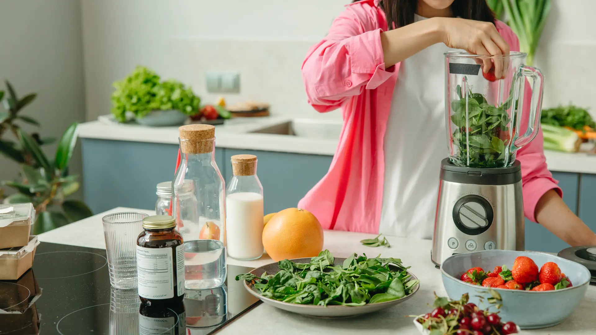 Czy blender próżniowy jest lepszy niż zwykły? Zrobione w nim koktajle są zdrowsze