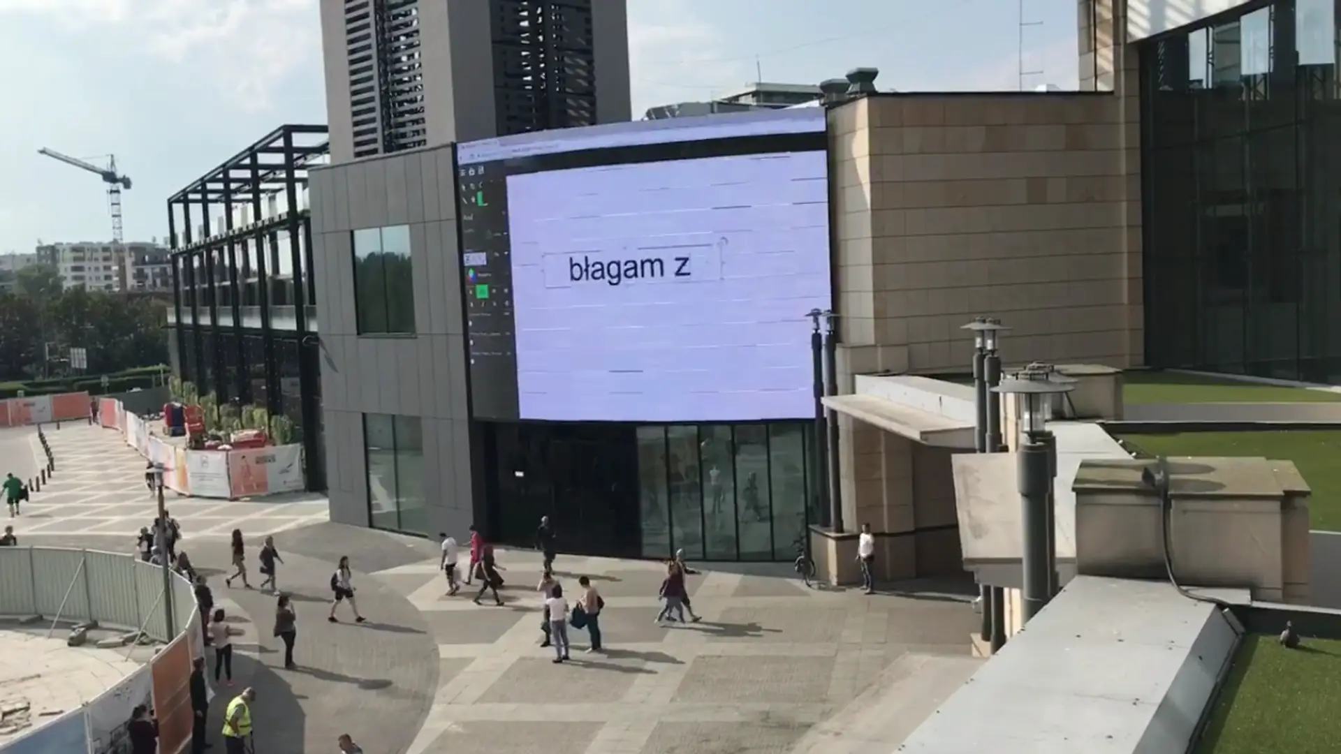 Ktoś zhakował wyświetlacz na warszawskim centrum handlowym. Mógł napisać, co tylko chce