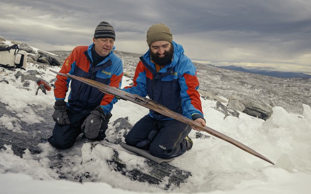 Narta sprzed 1300 lat odnaleziona przez archeologów Espena Finstada i Juliana Post-Melbya na lodowcu w Norwegii