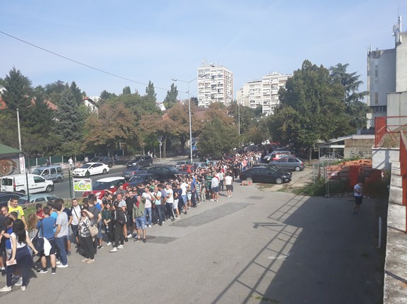 Navijači Crvene zvezde koji su u utorak jutro čekali u redu za karte