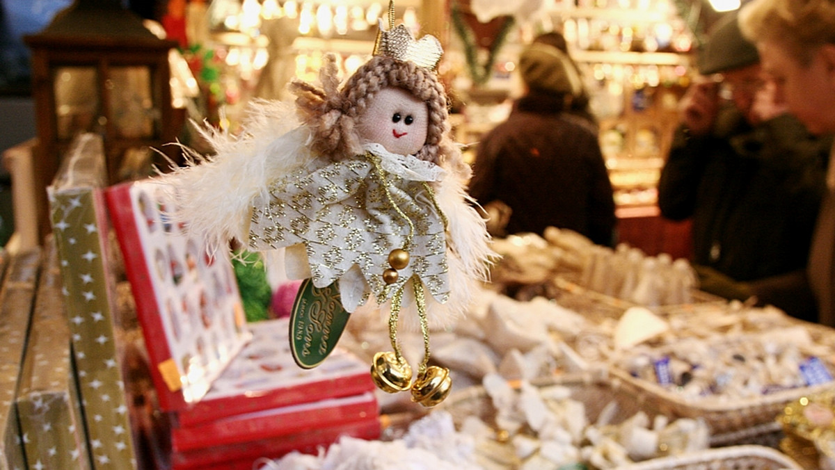 W najnowszym artykule dla CNN Travel, Chris Gould nazywa Kraków "być może najbardziej tradycyjnym miejscem na świecie na grudniowy, świąteczny wyjazd". Dziennikarz CNN chwali atmosferę miasta - jarmark bożonarodzeniowy z grzańcem i oscypkami, nad którymi rozlega się hejnał oraz szopki.