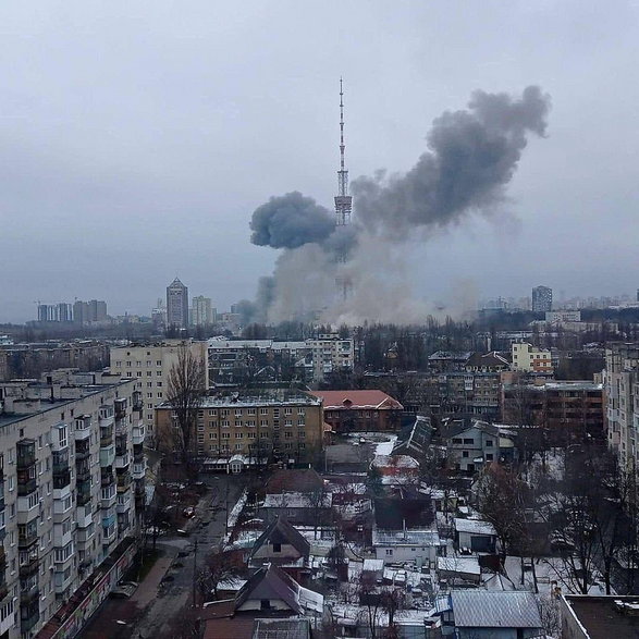Moment bombardowania wieży telewizyjnej w Kijowie rosyjskimi rakietami, fot. Mvsgovua (CC BY 4.0)