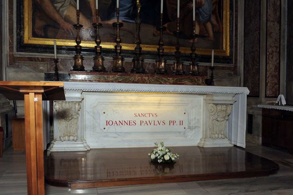 Tak wygląda obecnie grób św. Jana Pawła II w Bazylice św. Piotra