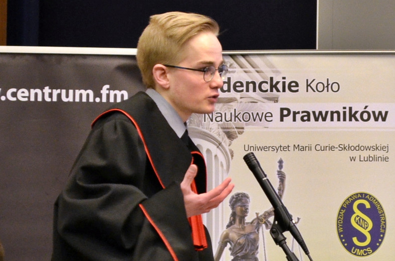 Piotr Patkowski w roli prokuratora podczas studenckiego konkursu, 2015 r.