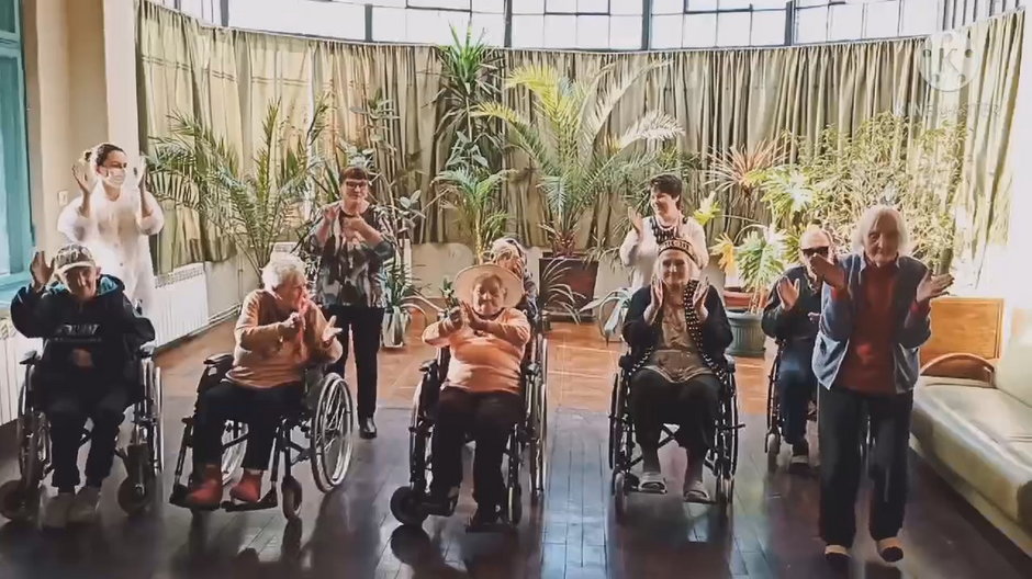 Kilkunastu seniorów zatańczyło w rytm znanego utworu