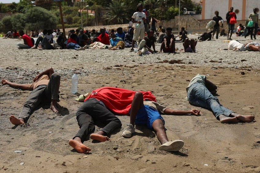 Migranti spavaju na plaži u Seuti | Foto: REUTERS/Violeta Santos Moura