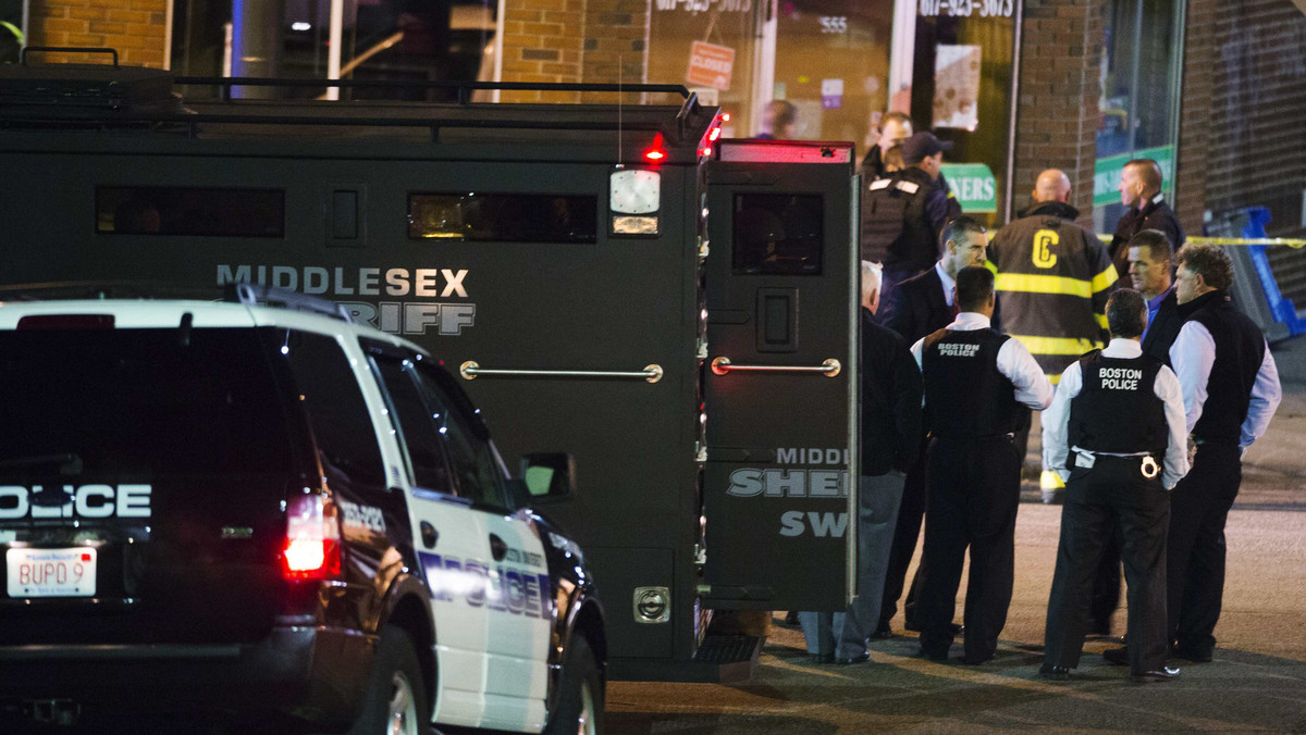 Podejrzani o poniedziałkowy zamach bombowy w Bostonie pochodzą - jak to ujęła agencja Associated Press - "z regionu Rosji położonego w pobliżu Czeczenii" i mieszkali w Stanach Zjednoczonych co najmniej rok. Agencja AP powołuje się na własne źródła.  W mieście trwa zakrojona na wielką skalę obława. Ewakuowano mieszkańców miasta Watertown, gdzie może ukrywać się drugi z podejrzanych