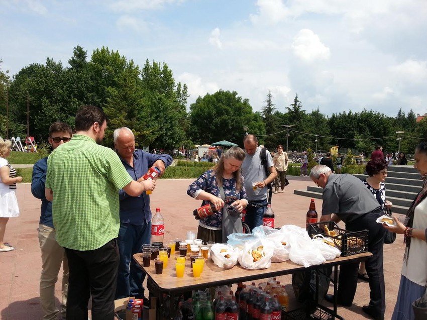 Posluženje za Nišlije ispred crkve Svetog cara Konstantina