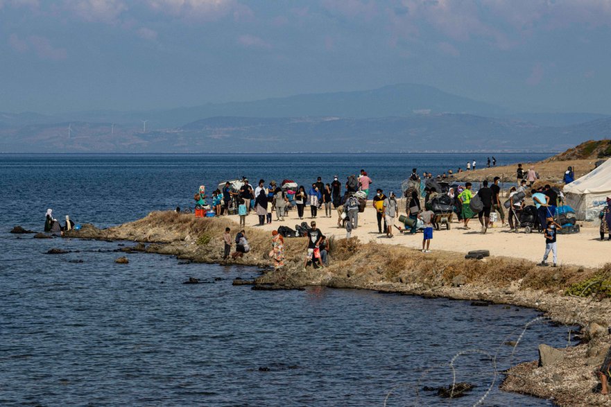 Grupa czekająca na rejestrację w obozie dla uchodźców na wyspie Lesbos. Grecja. 2021 r.