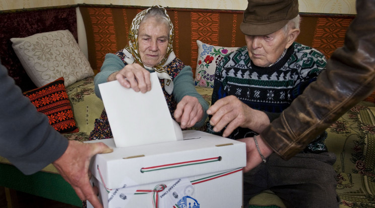 Ez az idős házaspár otthon szavazhatott / Fotó: MTI Újvári Sándor