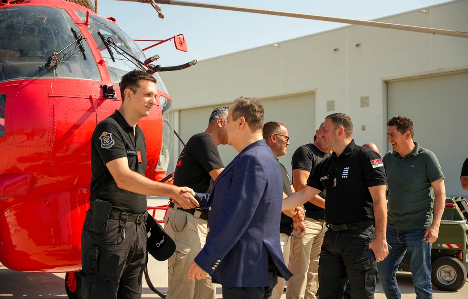 Ministar Ivica Dačić ispratio je pilote Helikopterske jedinice i pripadnike Sektora za vanredne siuatcije u Crnu Goru 