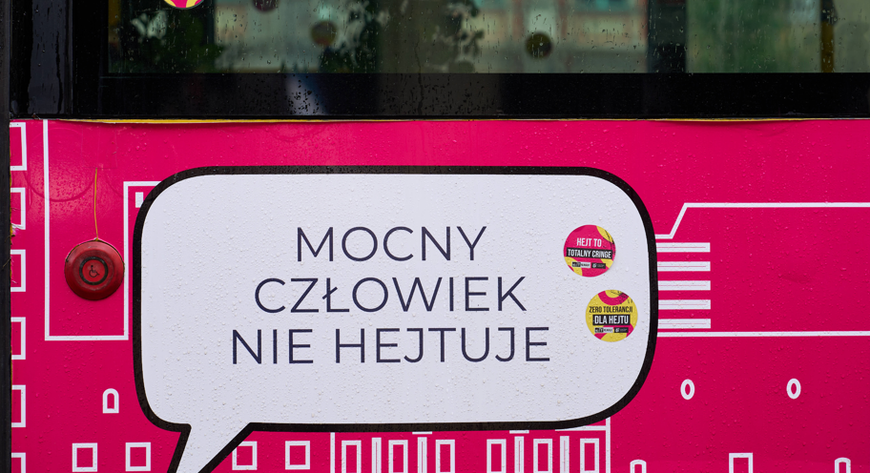 Jednym z kluczowych elementów kampanii jest Autobus Wsparcia #HejtOVER – mobilny punkt rozmowy, konsultacji i edukacji, który pojawi się przy szkołach podstawowych oraz podczas wybranych wydarzeń miejskich. 
