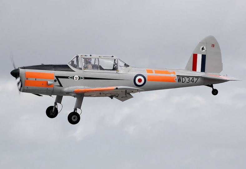 Na początku swojej kariery Holden latał samolotem de Havilland Canada DHC-1 Chipmunk. Maszyna ta miała niewiele wspólnego z naddźwiękowym myśliwcem.