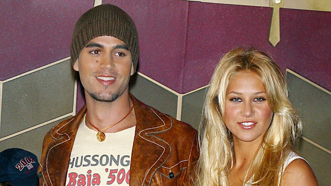 Spevák Enrique Iglesias a bývalá tenisová hviezda Anna Kurnikovová v roku 2002. 
