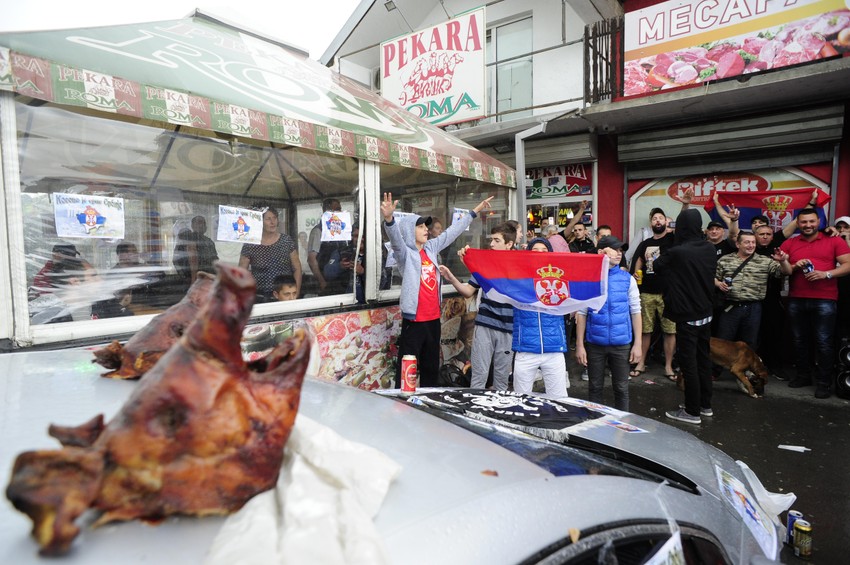 Na automobil vlasnika pekare stavili pečene glave praseta
