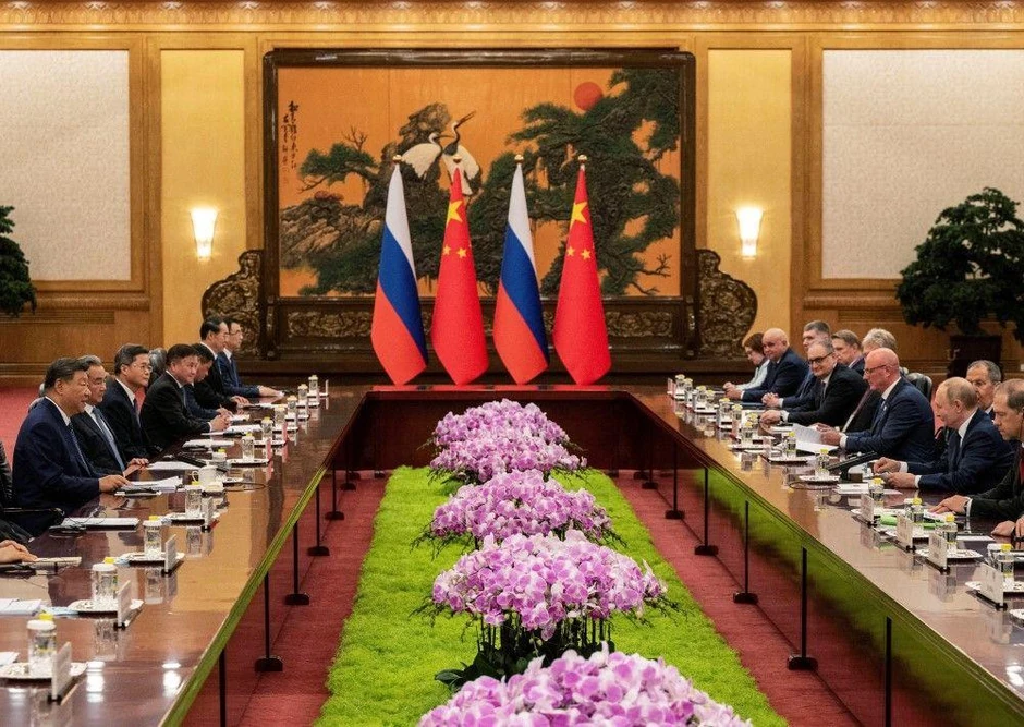 Kineska i ruska delegacija, predvođena Sijem i Putinom, na sastanku u Pekingu | Foto: Reuters