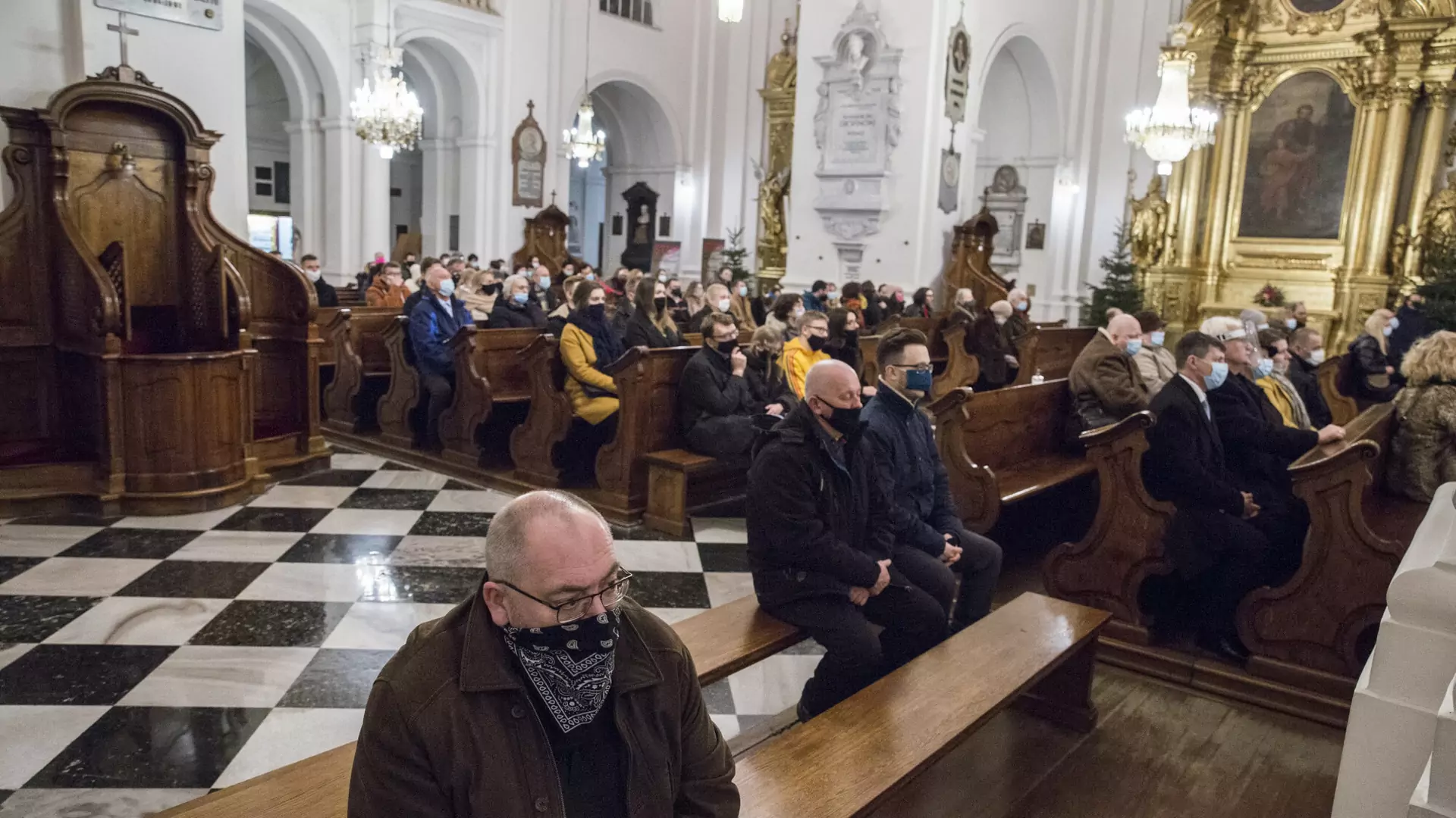 60,8 proc. Polaków wolałoby, żeby kościoły były zamknięte. Niemal tyle samo chce otwarcia restauracji