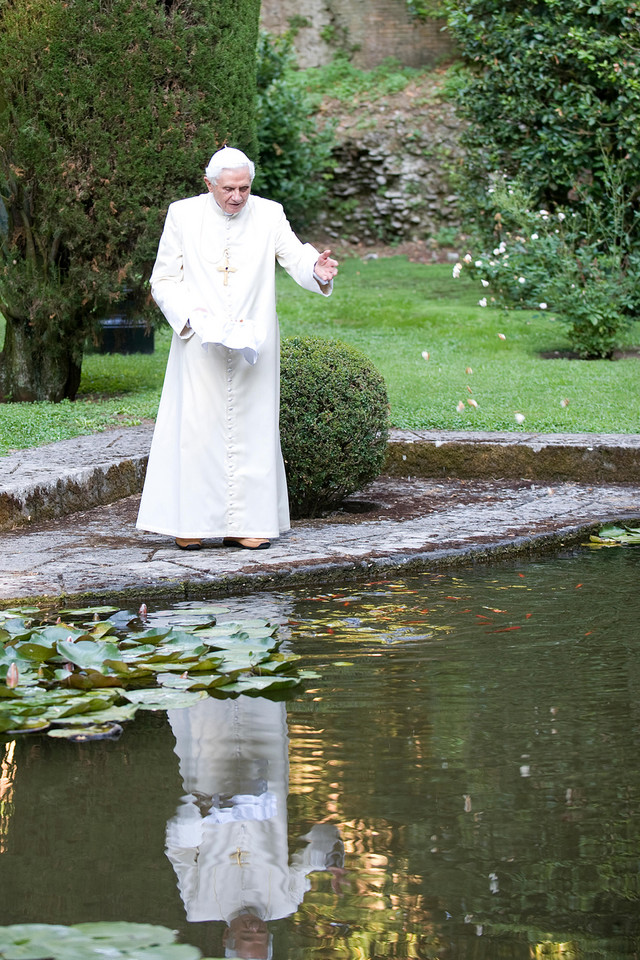 Benedykt XVI w ogrodach Castel Gandolfo