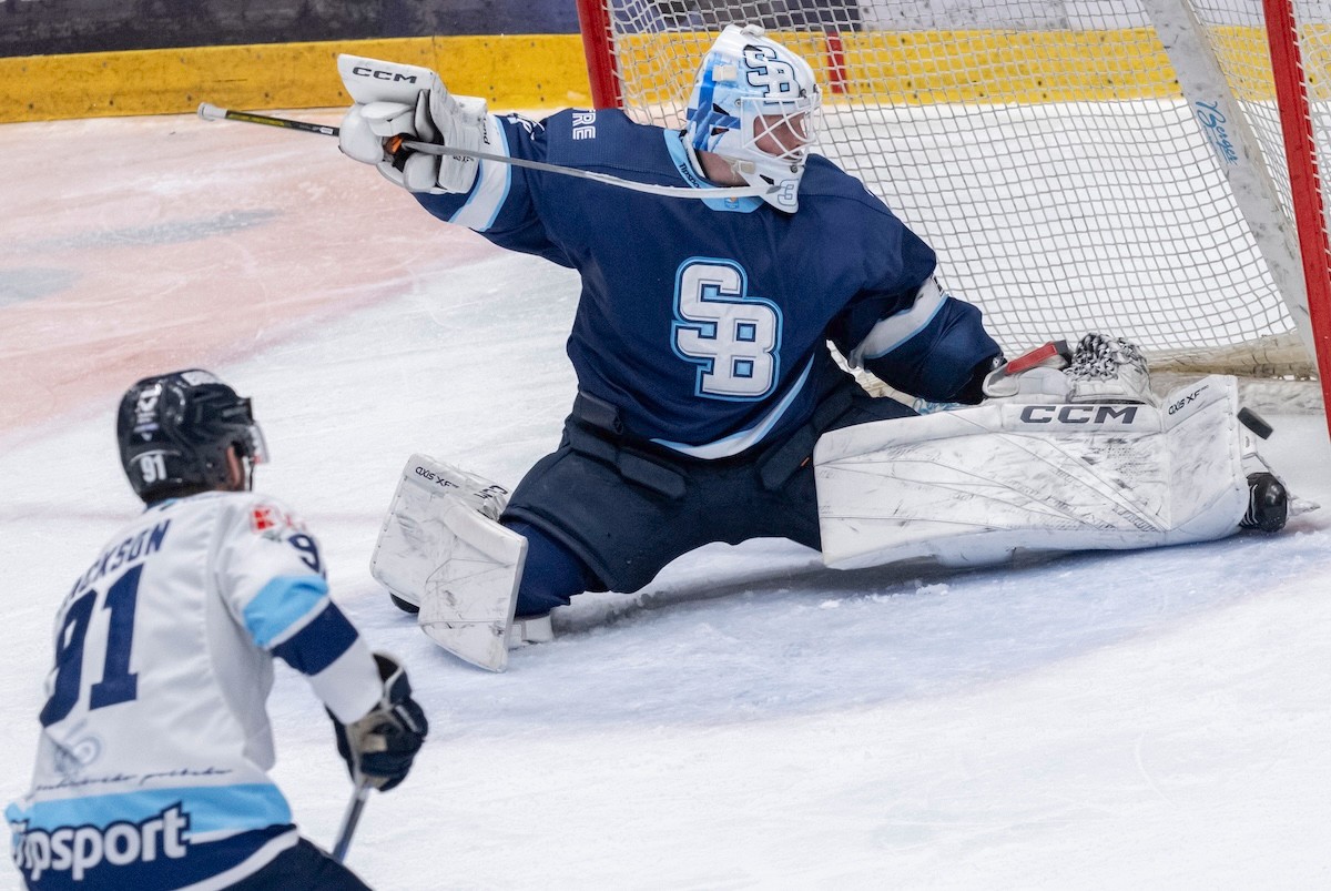 Brankár Henri Kiviaho a Robby Jackson (Nitra). 