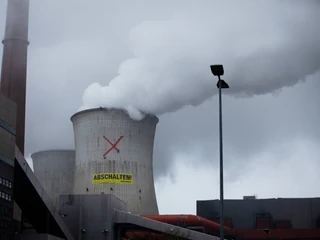 Uzależnienie sektora energetycznego od węgla budzi kontrowersje nie tylko w Polsce, ale i w Niemczech. Na zdjęciu protest Greenpeace na elektrowni RWE w niemieckim Grevenbroich w listopadzie tego roku. MORITZ MUELLER Dostawca: PAP/EPA. 