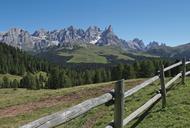 Widok na Dolomity w dolinie Val di Fiemme (Trentino)