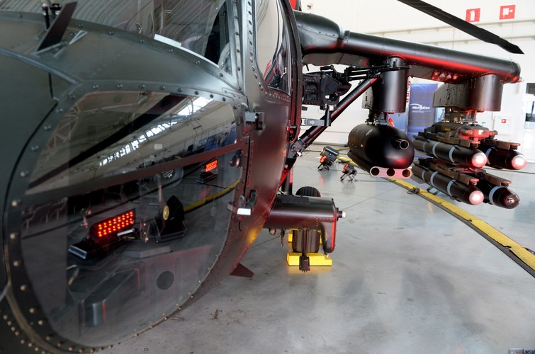 „Każdy potencjalny klient patrzy jednak na decyzję kraju, gdzie helikopter jest produkowany. I byłoby bardzo dobrze, gdyby rząd kupował helikopter, który jest wytwarzany w Polsce. To dałoby duże zaufanie do naszego produktu” - podkreślił.
<br>
Przygotowanie śmigłowca do różnych misji trwa od 30 minut do kilku godzin.
<br>
Jak mówił Wojciech Romańczuk pilot doświadczalny Black Hawka, śmigłowiec jest bardzo przyjazny w pilotażu i można go bardzo szybko przekonfigurować w zależności od misji jaką ma wykonać. 
<br><br>
huk/ pb/
<br>fot. (cat) PAP/Piotr Polak