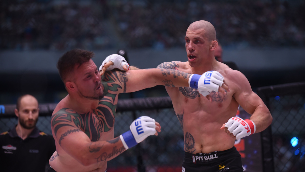 Ciężko o lepszy debiut w MMA niż ten, który na gali KSW 39 Colosseum zanotował Damian Janikowski. Nasz medalista olimpijski jednym, potężnym atakiem kolanem powalił na matę Julio Gallegosa i tym samym wygrał swoją pierwszą walkę w zawodowym MMA. Na KSW 39 było efektownie, szybko i zwycięsko. Janikowski zdecydowanie potwierdził, że w federacji KSW może dużo, dużo namieszać.