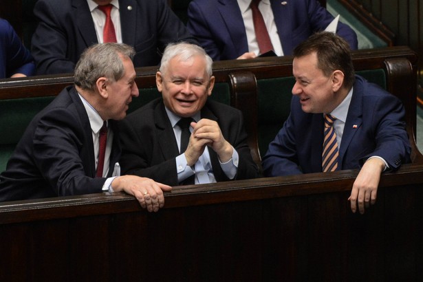 Prezes Prawa i Sprawiedliwości Jarosław Kaczyński (C), minister obrony narodowej Mariusz Błaszczak (P) oraz minister środowiska Henryk Kowalczyk (L) w Sejmie