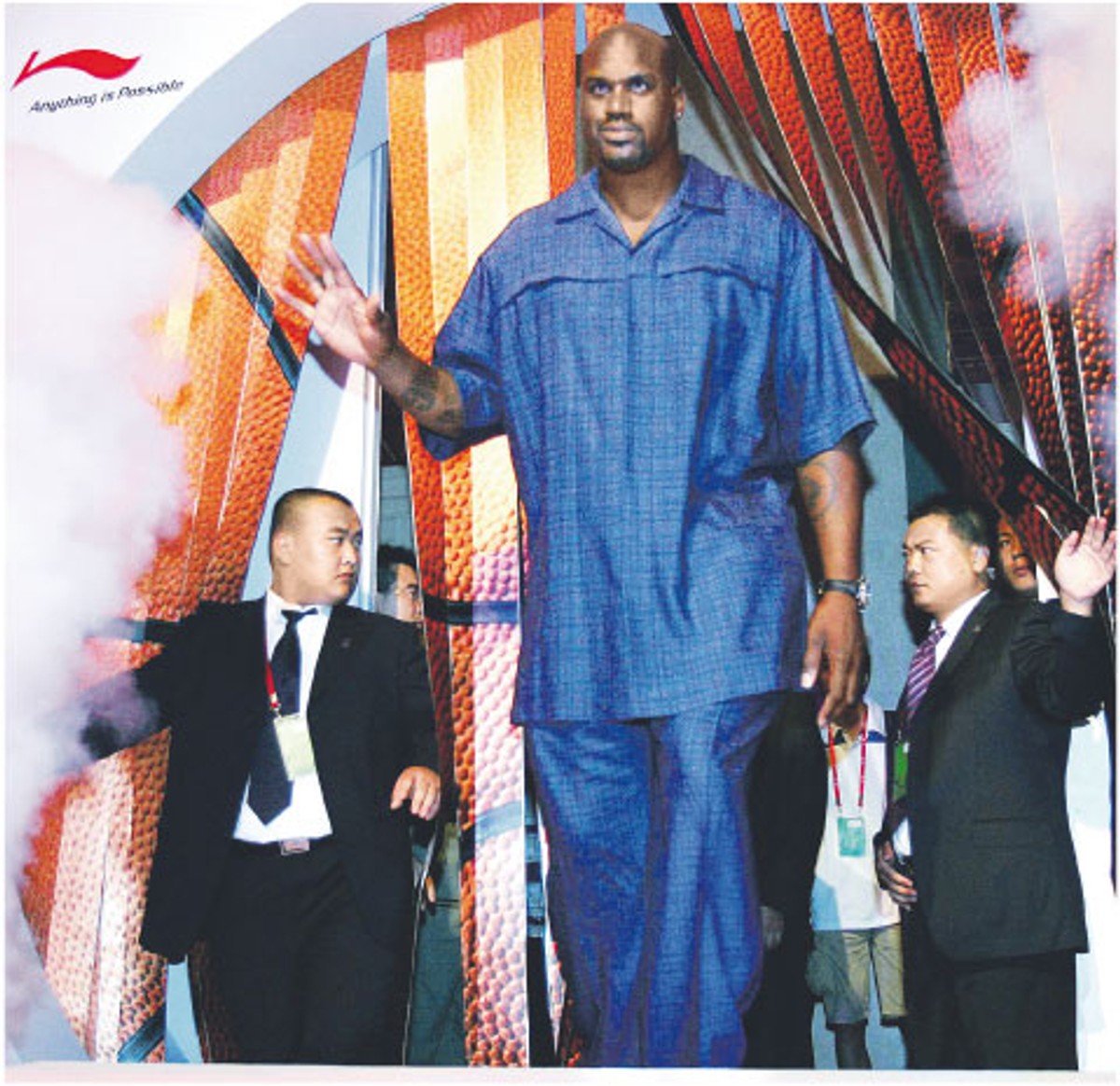Shaquille O’Neal promuje sieć Li Ninga, słynnego gimnastyka, założyciela największej sportowej firmy z Chin