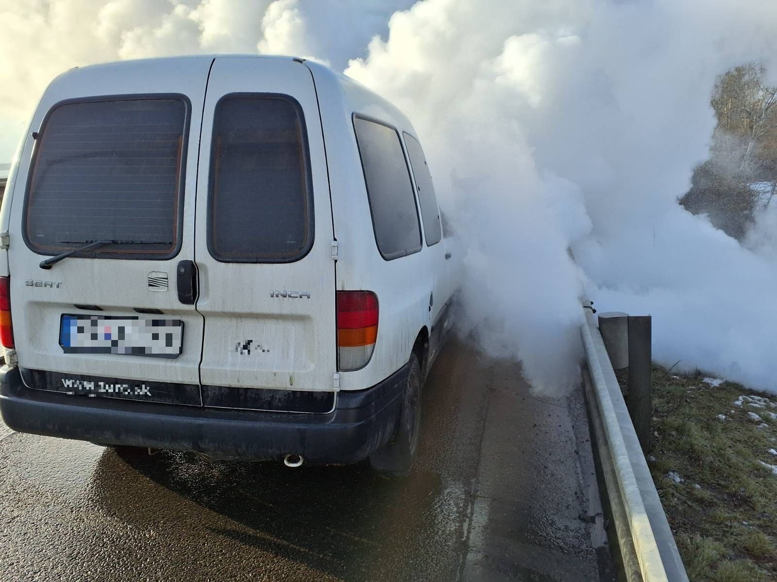 Na diaľnici D1 pri Hornej Strede horel osobný automobil. 