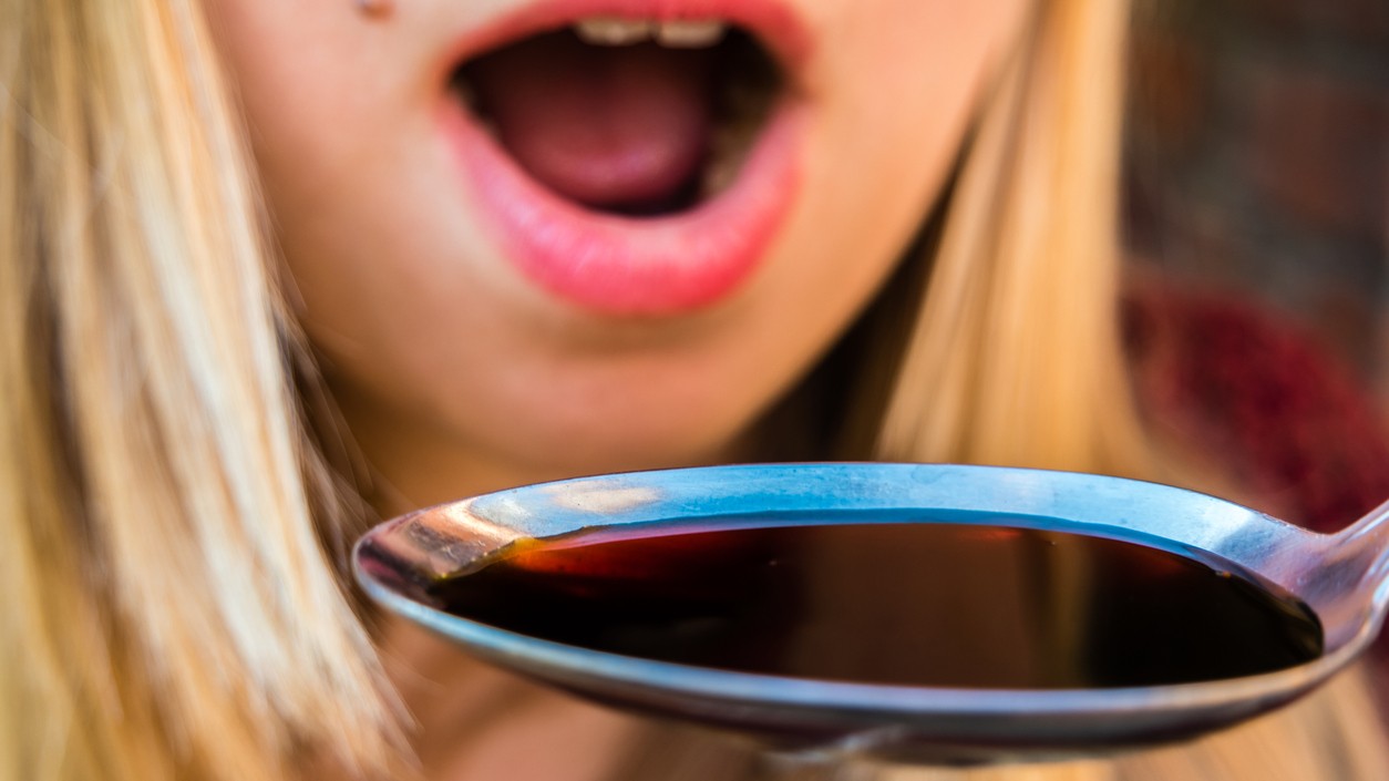 Dusivý kašeľ bez hlienu býva typický na začiatku prechladnutia, no zmierniť ho možno aj prírodnými receptami z kuchyne.