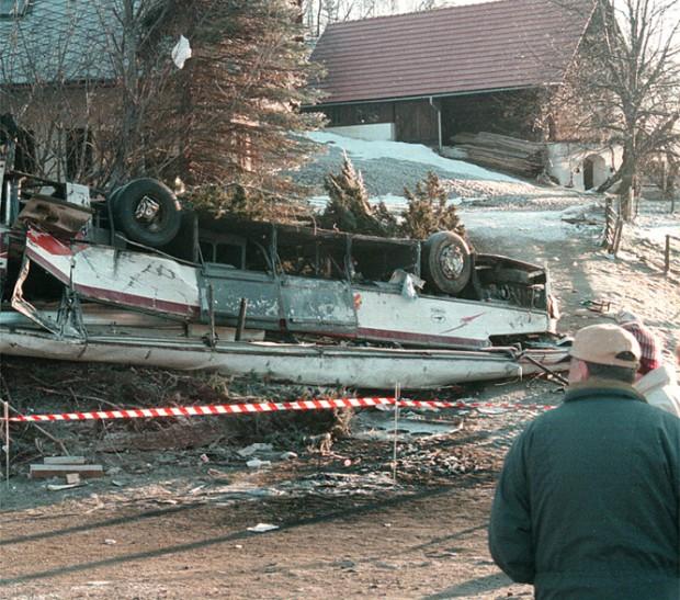 A busz teljesen összeroncsolódott