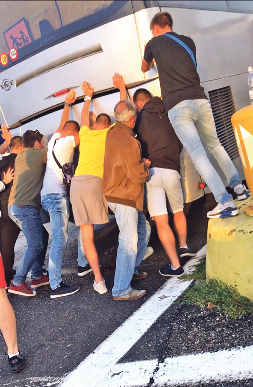 Iako su imali i  "nezvanog gosta" na putu, maturanti su morali i da guraju pokvareni autobus