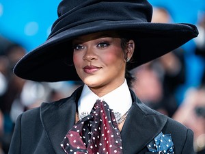 Rihanna vattacukornak öltözött: extrém szettben keltett feltűnést a várandós énekesnő