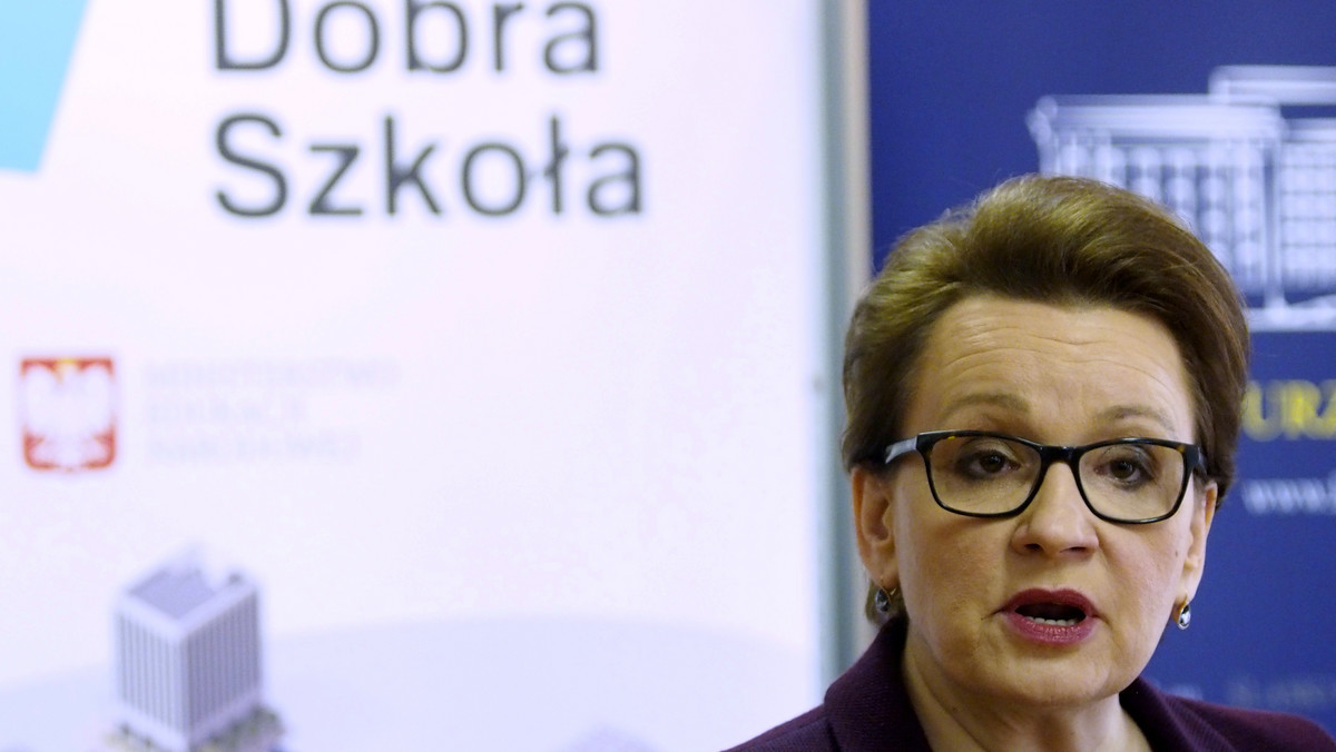 - Referendum w sprawie reformy oświaty to pomysł bardzo polityczny - powiedziała dzisiaj szefowa MEN Anna Zalewska. Podkreśliła też, że po reformie w szkołach przybędzie ponad 5 tys. dodatkowych miejsc pracy.