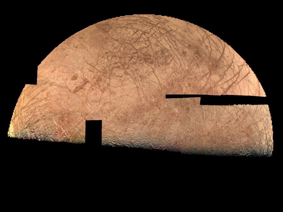 Mozaika zdjęć lodowego księżyca Jowisza – Europy. Zdjęcie wykonała sonda Voyager 2