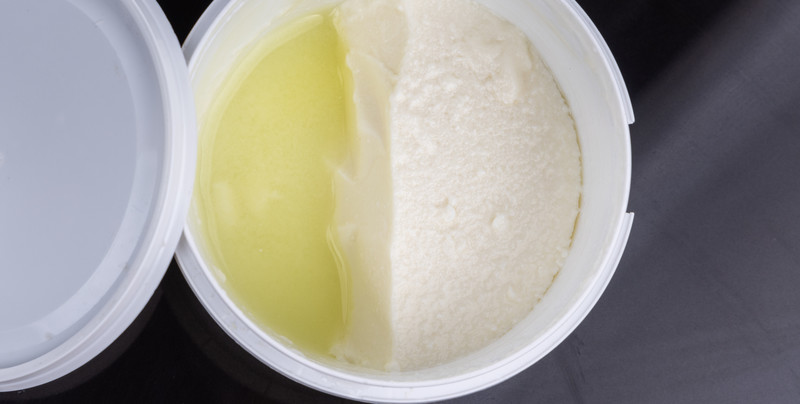 Czym jest ten płyn zbierający się na powierzchni jogurtu? Wyjaśniamy