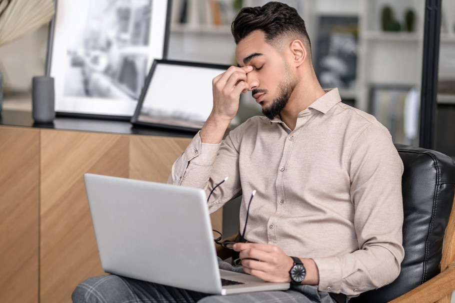 Gdy problemem stają się nadgodziny, czy nieproporcjonalny nakład pracy do wynagrodzenia - rozwiązaniem nie będą kolejne kursy i szkolenia z mindfulness. To przysłowiowe malowanie trawy na zielono.