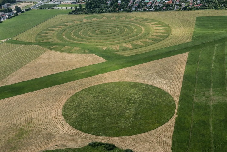 Ogromny obraz naziemny słońca, autorstwa lubelskiego artysty Jarosława Koziary, wita pasażerów lotniska w Świdniku. <br> <br> <br> fot.  (ukit) PAP/Wojciech Pacewicz