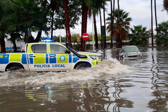 VELIKE POPLAVE U ŠPANIJI! JAKA OLUJA PARALISALA ZEMLJU Aerodromi zatvoreni, u školama otkazana nastava: Ima MRTVIH (FOTO/VIDEO)