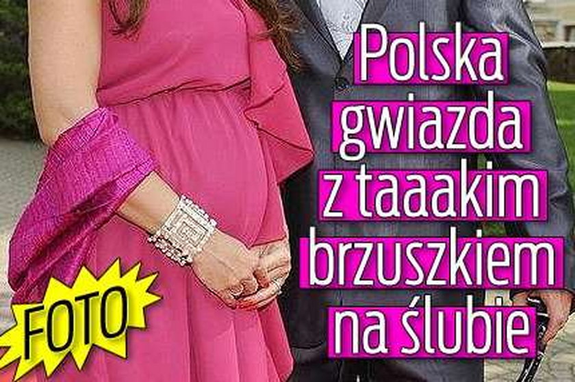 Polska gwiazda z taaakim brzuszkiem na ślubie. FOTO
