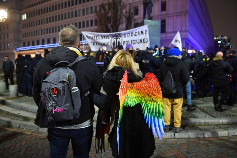 Uczestnicy protestu przeciwko zakazowi przemieszczania się w noc sylwestrową