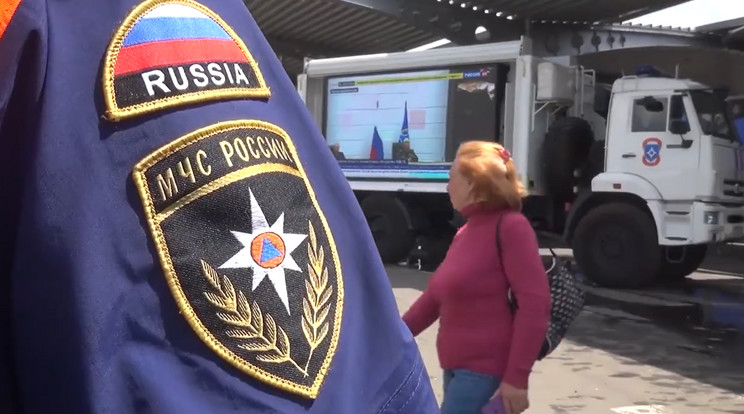 Az oroszok nagyképernyőkön terjesztik a Putyin rezsim híreit / Fotó: Twitter