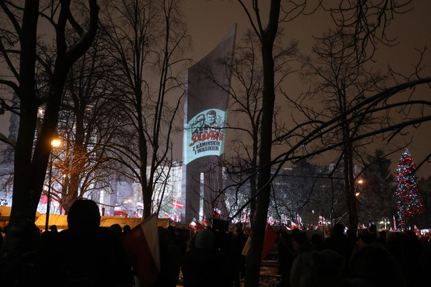 Pomnik Armii Krajowej i Polskiego Państwa Podziemnego . Zwolennicy Prawa i Sprawiedliwości podczas "Protestu Wolnych Polaków"