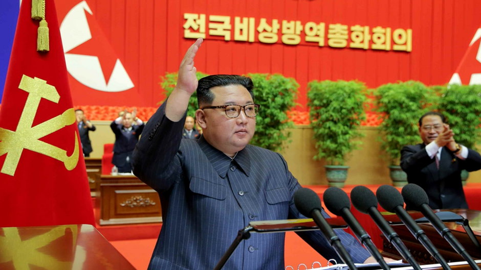 Kim Dzong Un na spotkaniu Przeciwepidemicznego Zespołu Kryzysowego w Pjongjangu