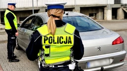 nowa naklejka na samochód obowiązkowa w 2025. zmiany zaskoczą kierowców