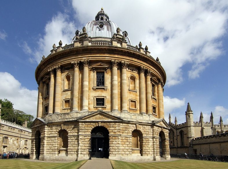 Oddzielny okrągły budynek biblioteki bodleańskiej – Radcliffe Camera